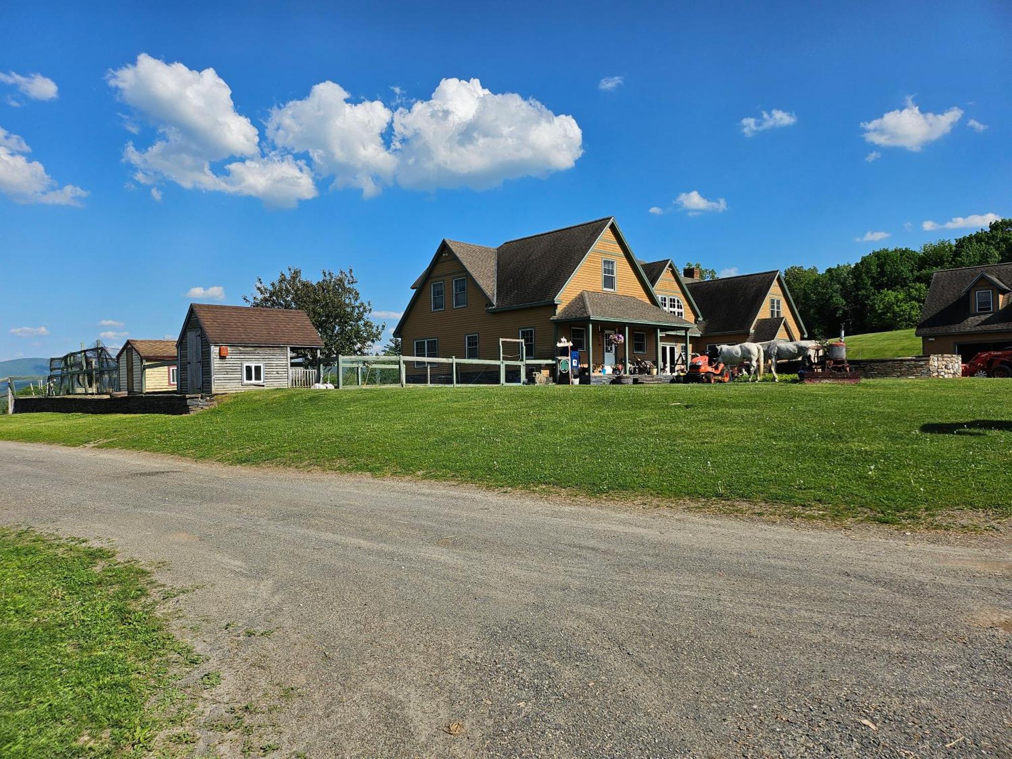 Clover Hill Farm & Country Inn Уильямстаун Экстерьер фото