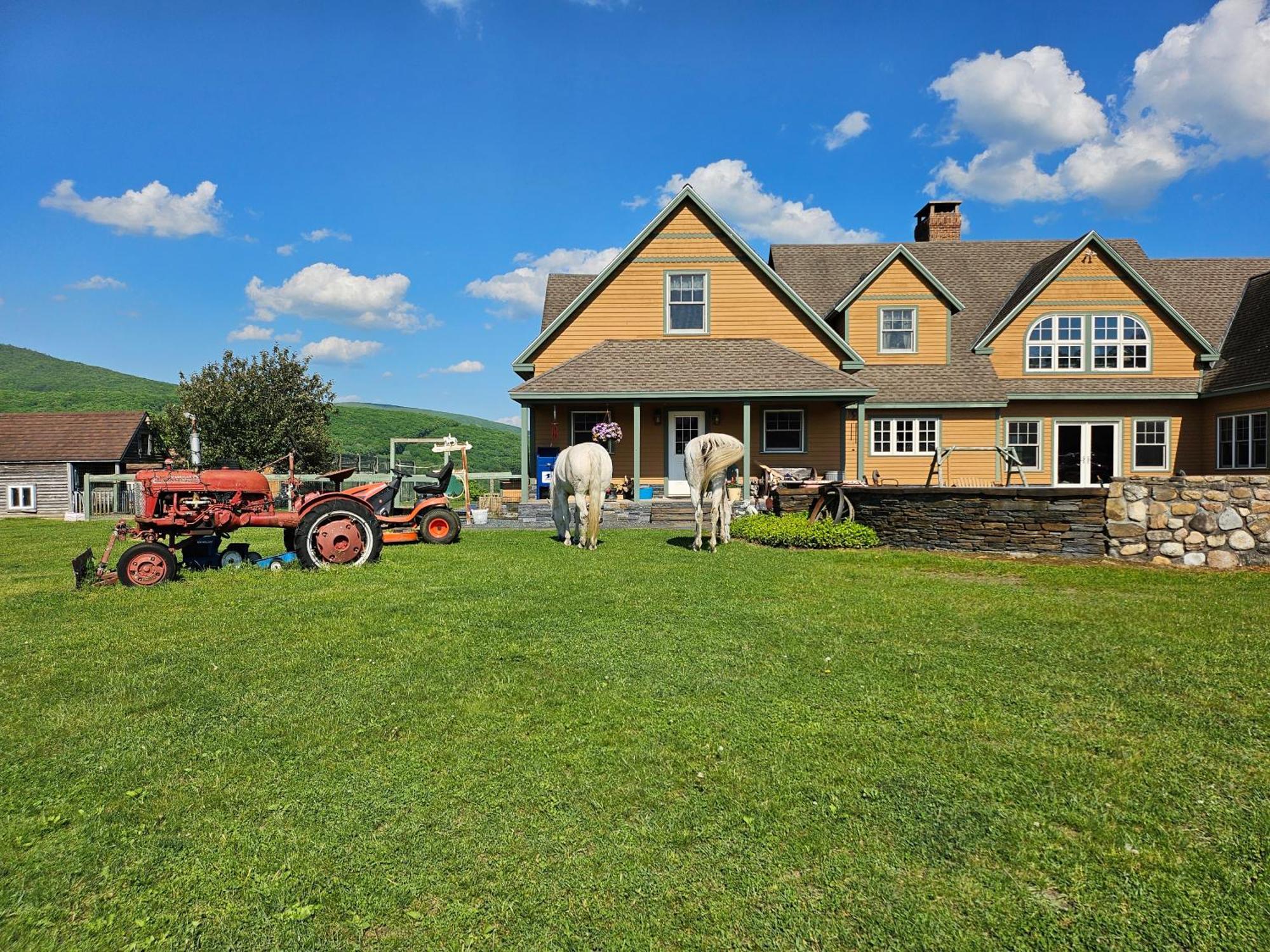 Clover Hill Farm & Country Inn Уильямстаун Экстерьер фото