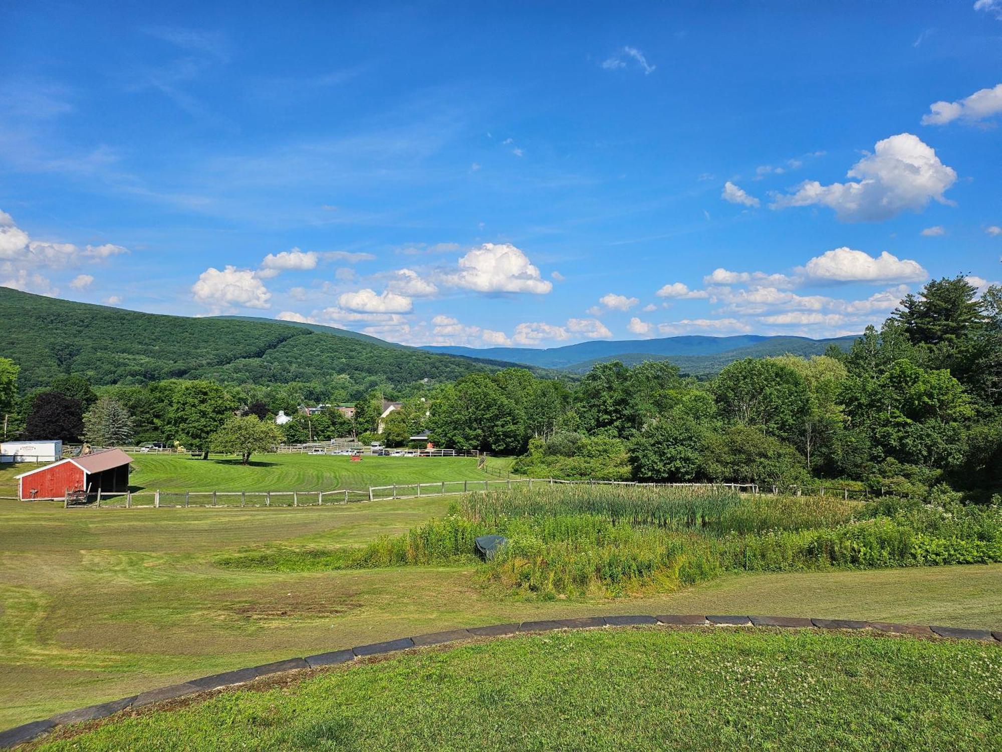 Clover Hill Farm & Country Inn Уильямстаун Экстерьер фото