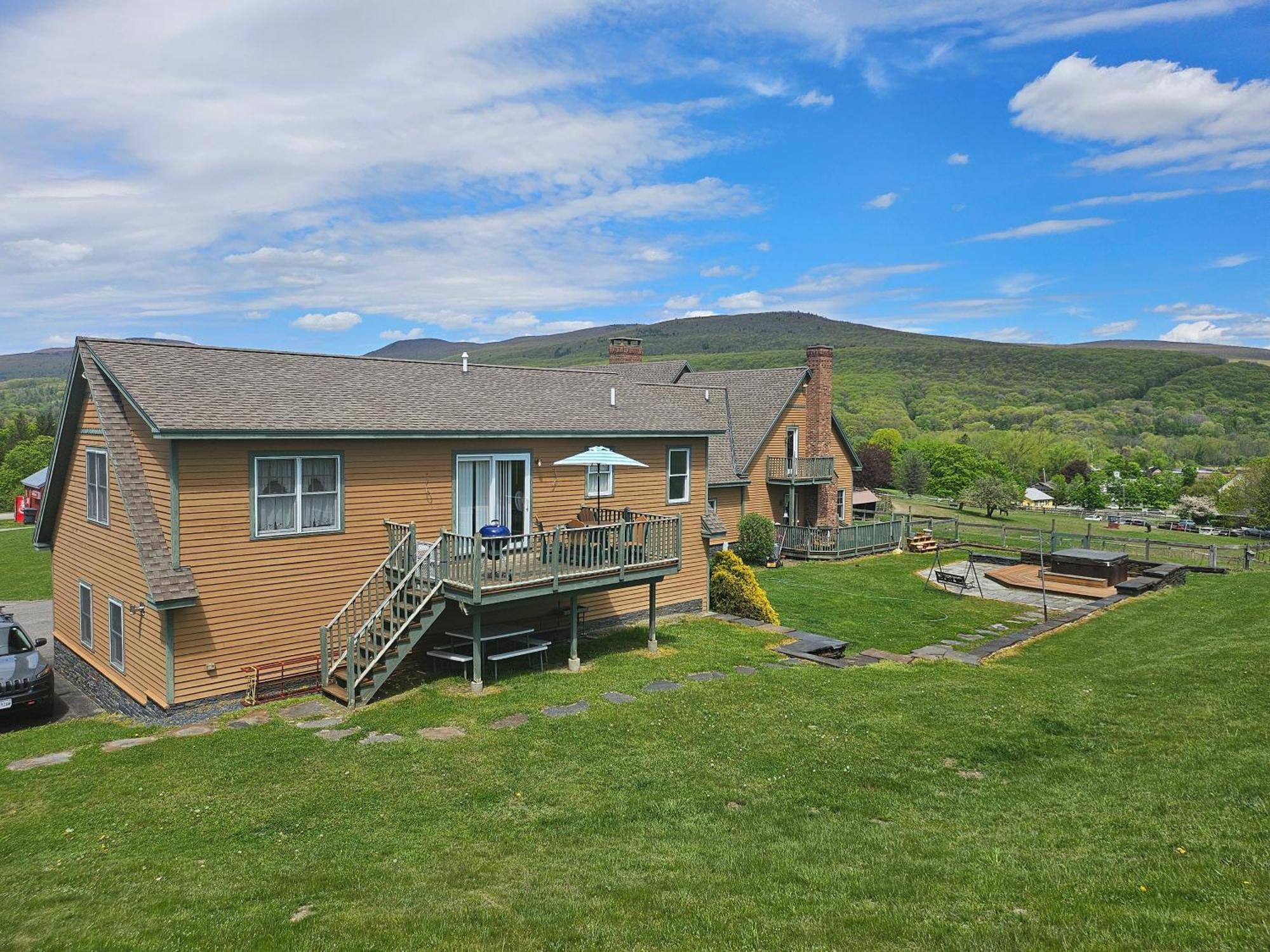 Clover Hill Farm & Country Inn Уильямстаун Экстерьер фото